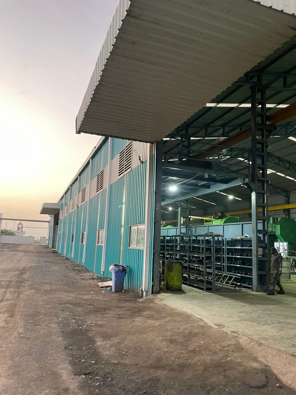 Forging line with operators working in a synchronized manner.