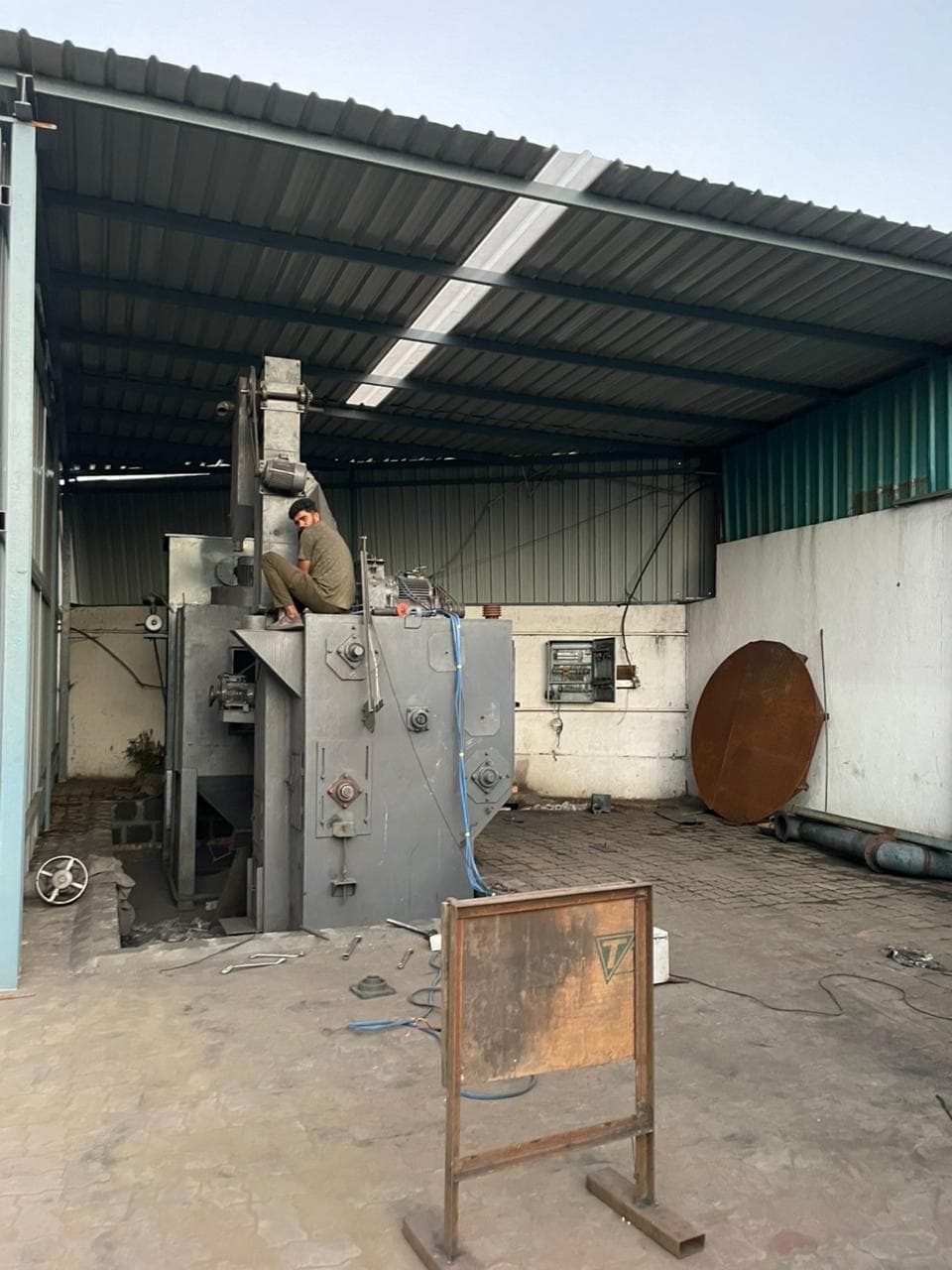 Operators collaborating during forging cycle changeover.